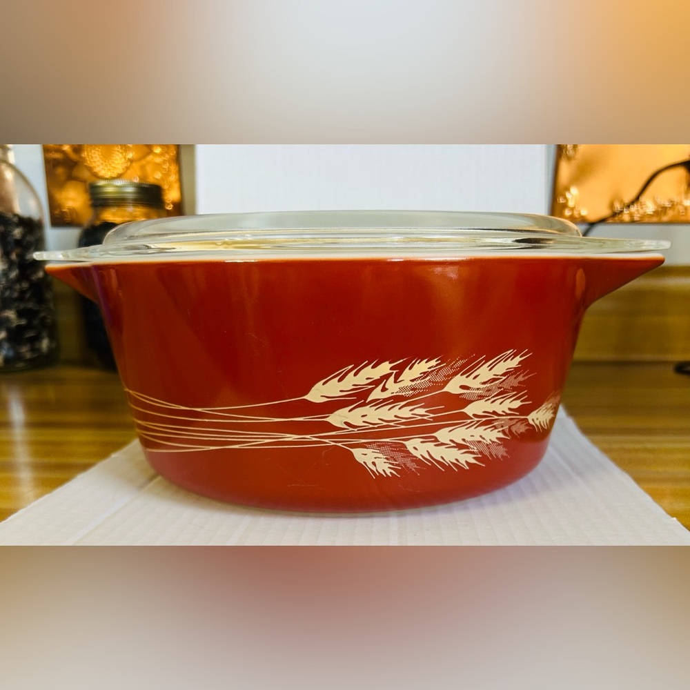 Vintage Pyrex Harvest Wheat 2.5L casserole dish with lid.  475-B.